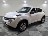 le suv nissan juke blanc est garé sur un sol en damier
