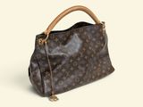 un gros plan d'un sac à main Louis Vuitton posé sur une surface blanche