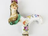 une figurine représentant une femme ornée de fleurs