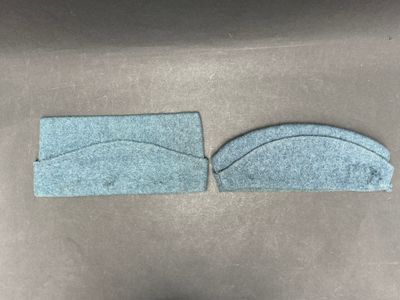 deux morceaux de feutre sont posés sur une table, à côté d'une paire de ciseaux