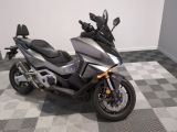 une photo d'une moto garée sur un sol à damier