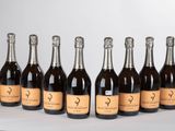 six bouteilles de champagne alignées sur une table