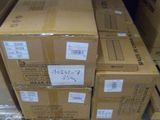 une pile de boîtes posées sur une palette dans une pièce