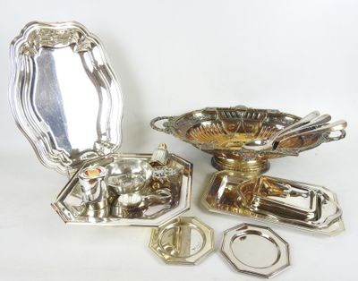un plateau en argent orné d'un miroir et un plateau en argent avec des plats en argent