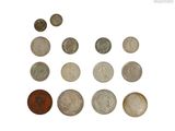 l'image d'un paquet de pièces de monnaie posé sur une surface blanche