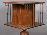 une vieille table en bois surmontée d'une étagère