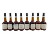 six bouteilles de vin alignées sur un fond blanc
