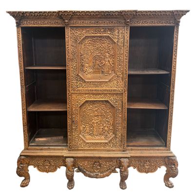 une bibliothèque ancienne en bois, avec des portes sculptées et des étagères