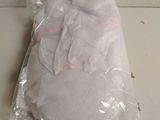 un sac en coton blanc posé sur un plan de travail