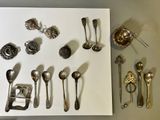 beaucoup de cuillères en argent et de cuillères à soupe sur la table