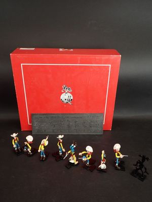des figurines représentant un groupe de personnes devant une boîte rouge