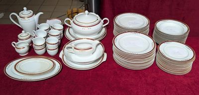 Important service de 84 Pièces en porcelaine fine Collection…