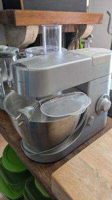 un mixeur posé sur un plan de travail en bois dans une cuisine