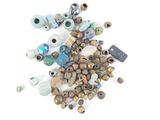 de nombreuses perles posées sur une surface blanche