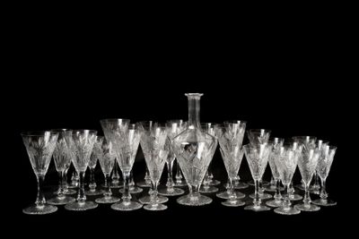 un grand nombre de verres à vin posés sur une table