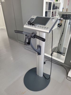 une machine posée sur une table dans une pièce