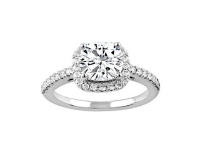 un gros plan d'une bague de fiançailles en diamant sur fond blanc
