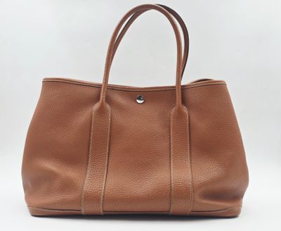 un sac à main en cuir marron sur fond blanc