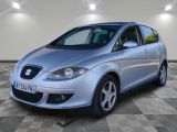 la voiture argentée est garée dans le garage sur le sol en damier
