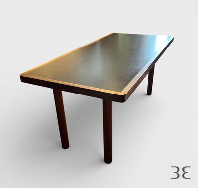 une table noire bordée d'or sur fond blanc