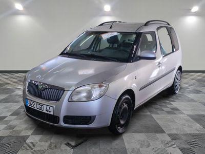 la photo d'une petite voiture argentée garée dans un garage