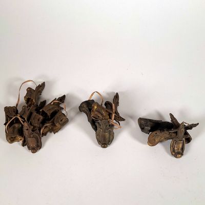 trois morceaux de bois posés sur une surface blanche