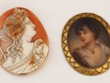 deux camées ovales représentant des femmes avec des fleurs dans les cheveux, dont l'une porte un serre-tête et l'autre porte un serre-tête