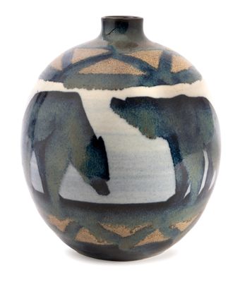 un vase bleu et blanc orné de deux ours