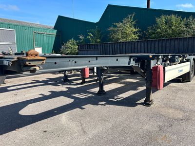 une semi-remorque garée sur un parking