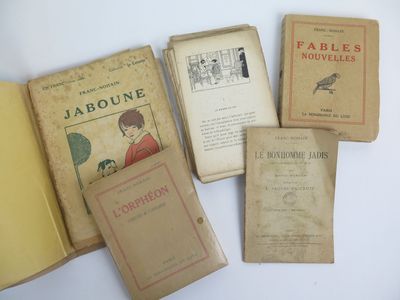 plusieurs vieux livres posés sur une table les uns à côté des autres