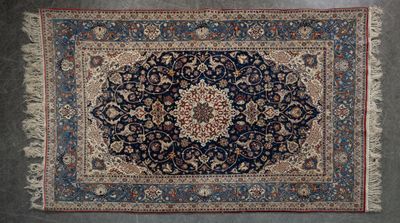 un tapis bleu et rouge à motifs de médaillons