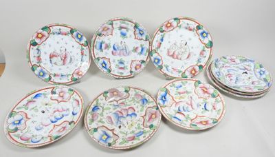 six assiettes ornées de motifs floraux sont disposées sur un fond blanc
