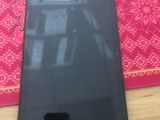 une photo d'un téléphone portable posé sur une table en bois