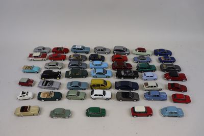 un grand nombre de voitures-jouets qui se trouvent sur la table