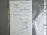 une feuille de papier sur laquelle il y a quelque chose d'écrit, posée sur une autre feuille de papier