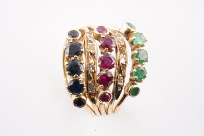 une image d'une bague en or ornée de pierres multicolores
