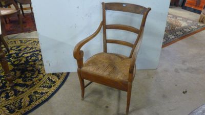 une chaise qui se trouve dans le coin d'une pièce