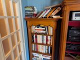 une bibliothèque remplie de livres, placée dans un coin de la pièce