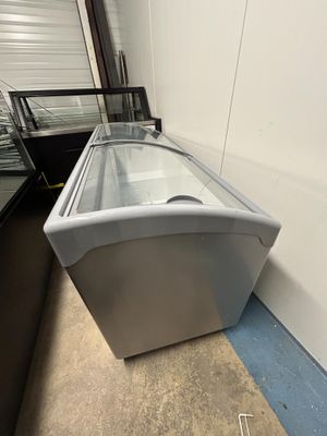 une vitrine en verre au milieu d'une pièce
