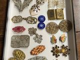 une boîte contenant de nombreux types de bijoux différents