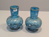 deux vases posés sur une table