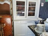 plusieurs assiettes et bols sur une table dans une pièce