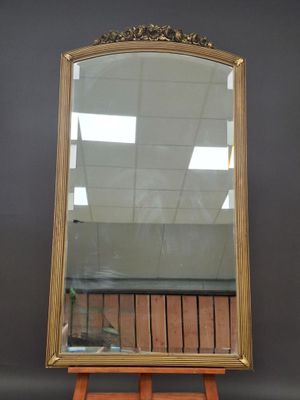 une image représentant un miroir posé sur un socle en bois