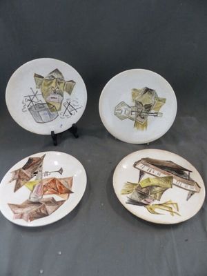 trois assiettes à motifs différents posées sur une table
