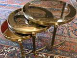deux tables posées sur un tapis, à même le sol