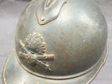un casque orné d'un oiseau, posé sur une table