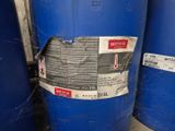 deux fûts bleus sur lesquels sont collés quelques autocollants