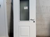 une porte blanche avec un vitrage, une porte blanche avec un vitrage, une porte blanche avec un vitrage et une porte blanche avec un vitrage