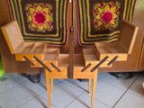 deux chaises en bois recouvertes d'une couverture au crochet
