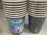 quatre tasses posées par terre les unes à côté des autres